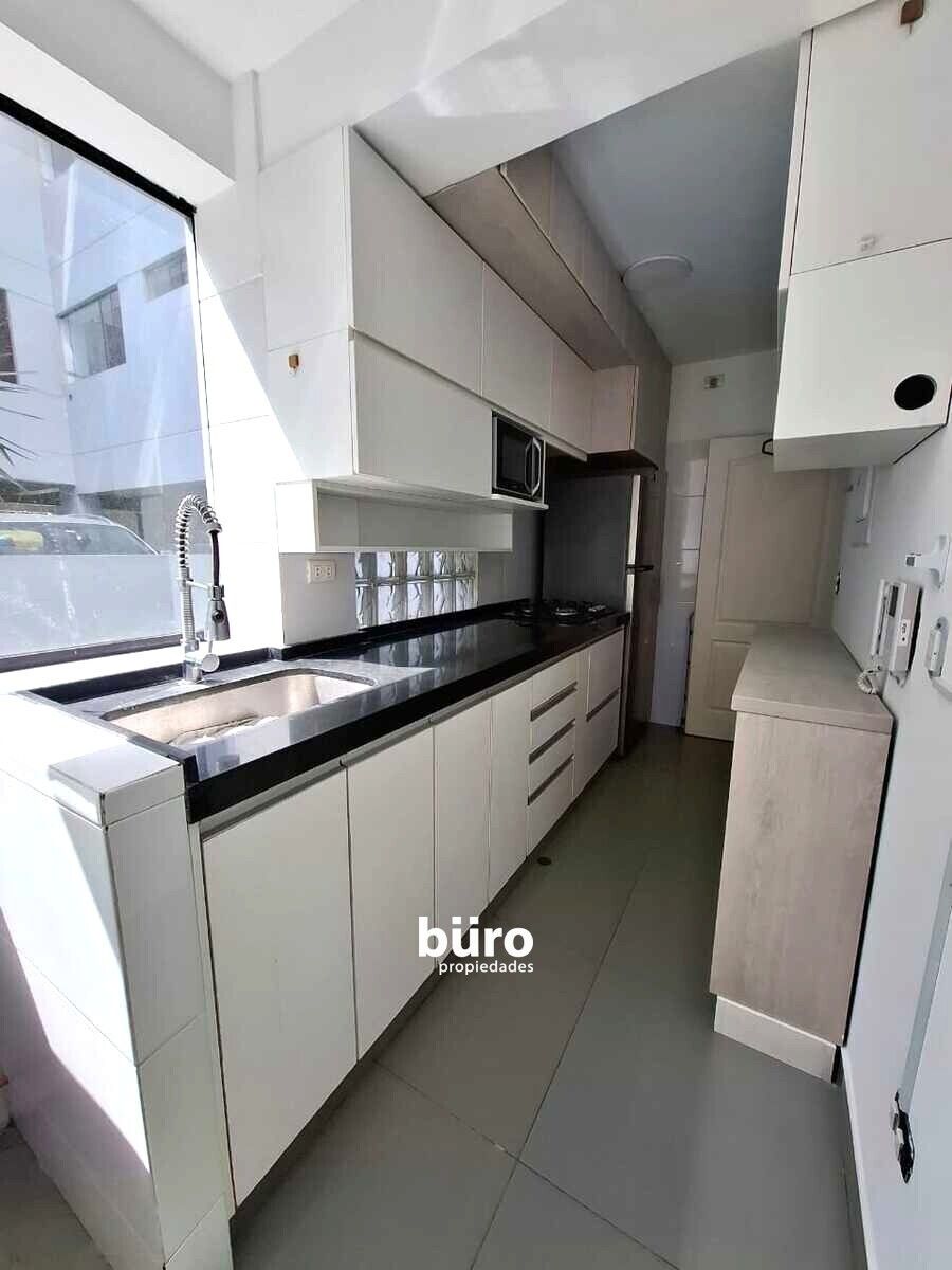 9 de 14: Cocina cerrada con lavandería integrada