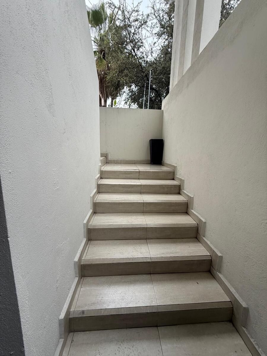 3 de 20: Acceso a la entrada principal