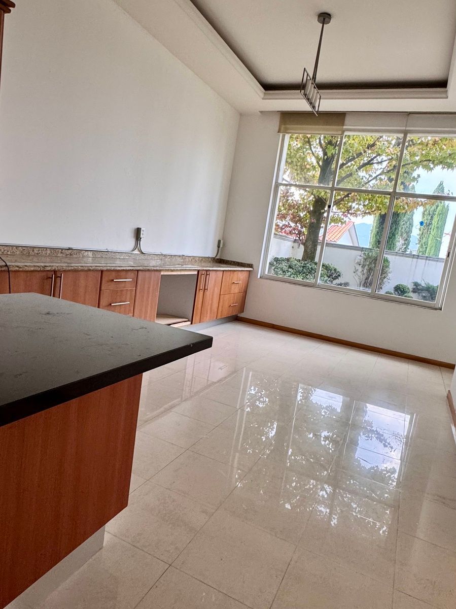 4 de 31: Cocina / desayunador