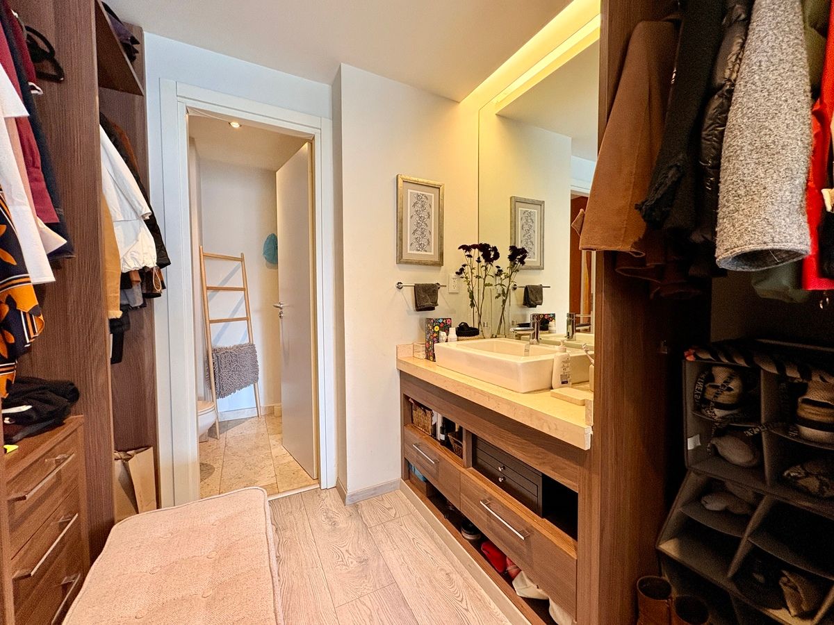 16 de 31: Vestidor recámara principal.