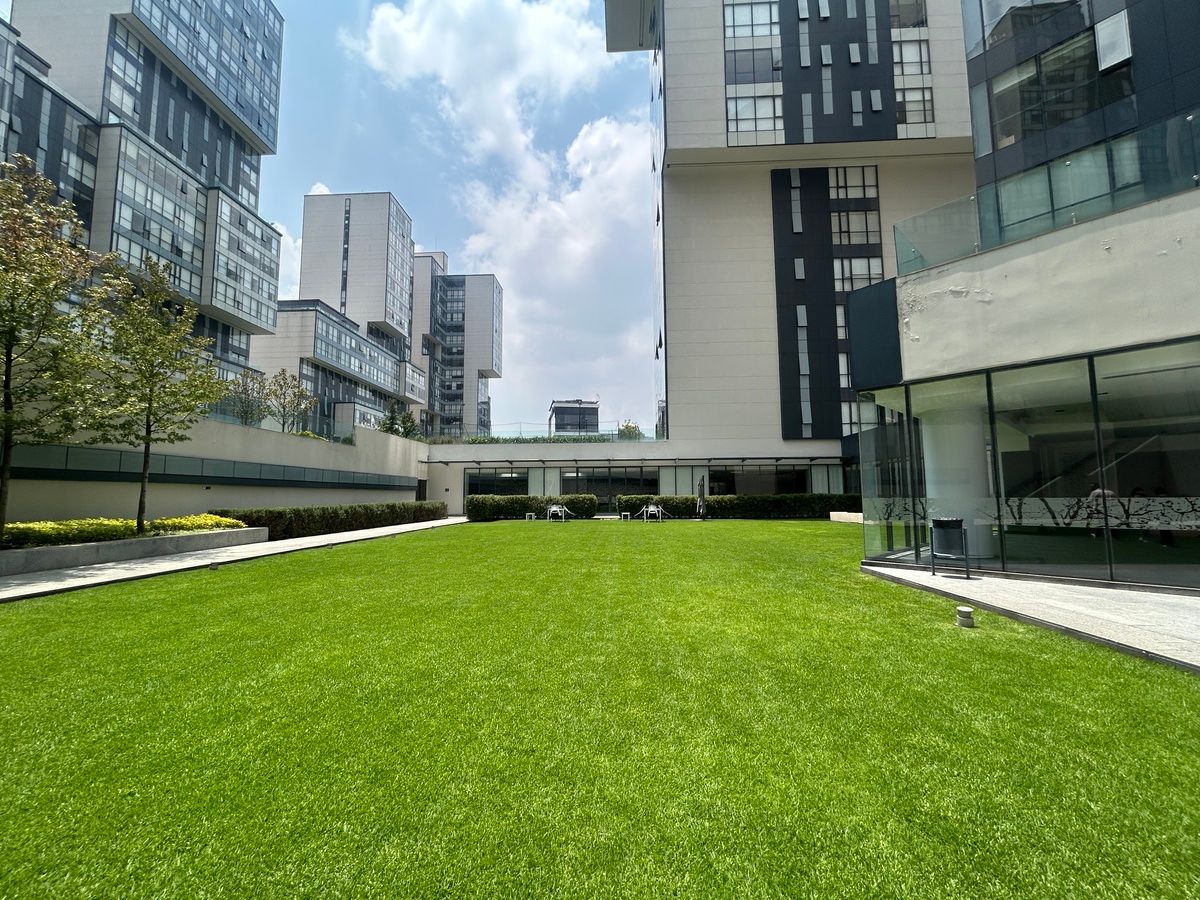 22 de 26: Jardín exterior del edificio