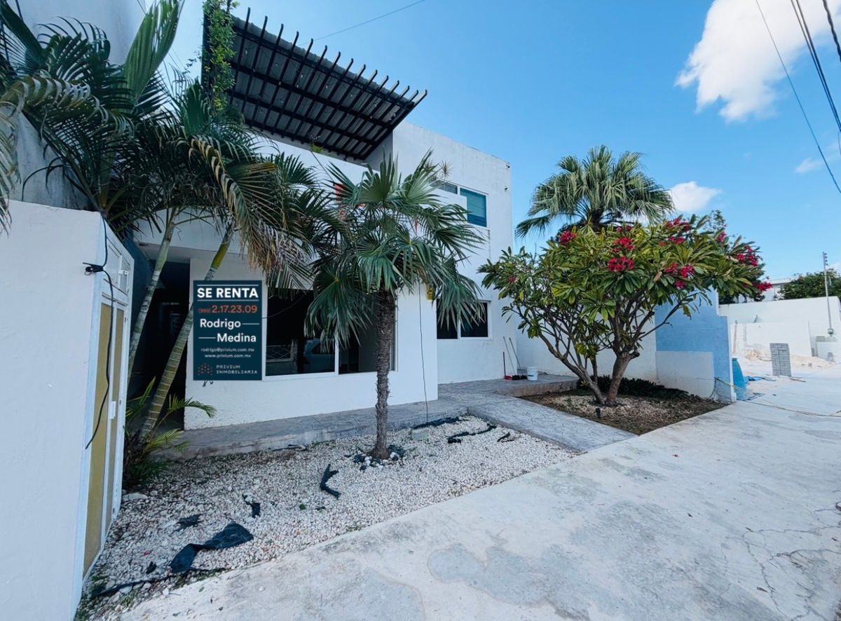 1 of 13: Fachada principal