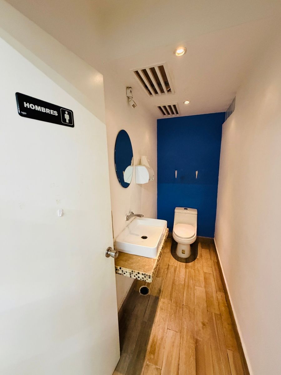 11 of 13: Baño de hombres