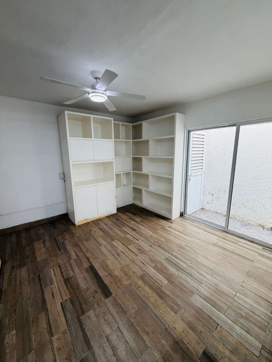 12 of 13: Uno de los privados