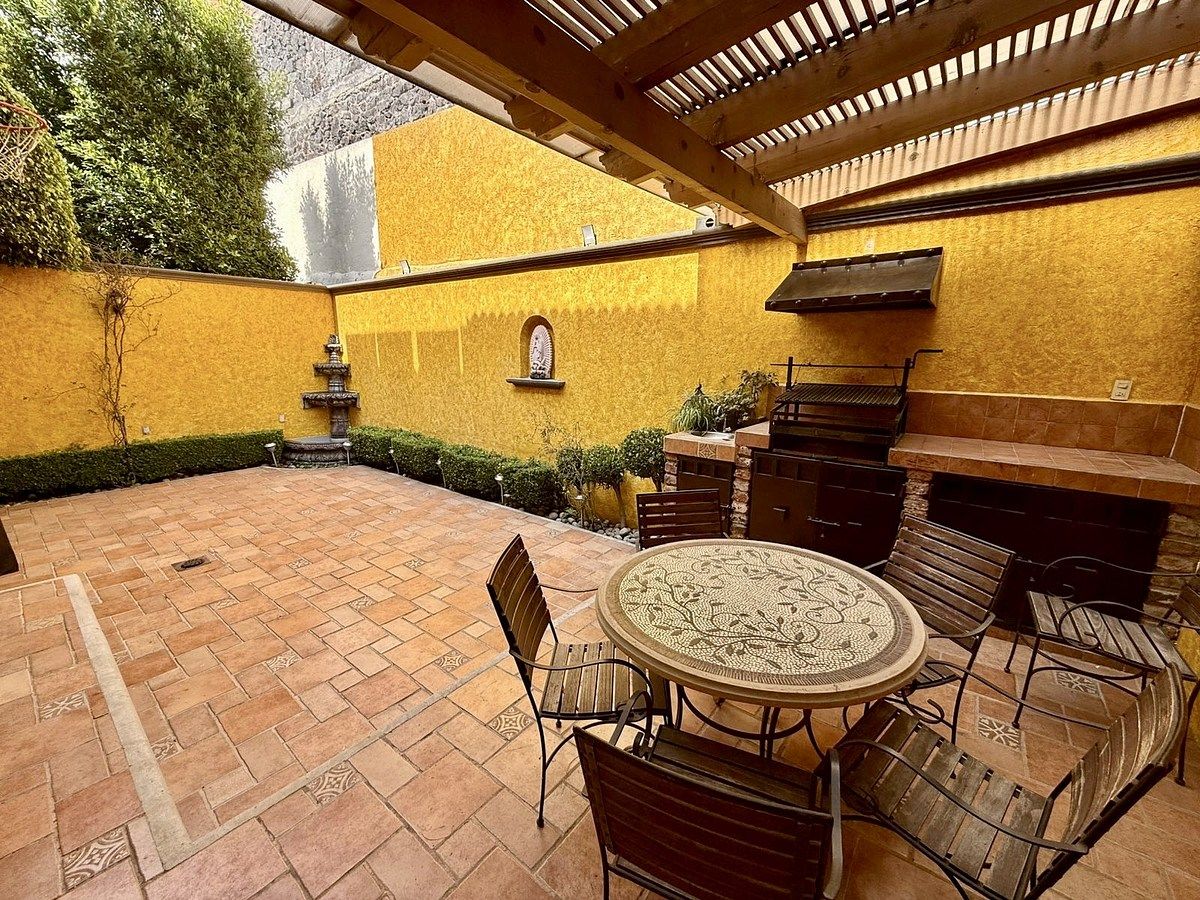 1 de 30: Patio con fuente y asador