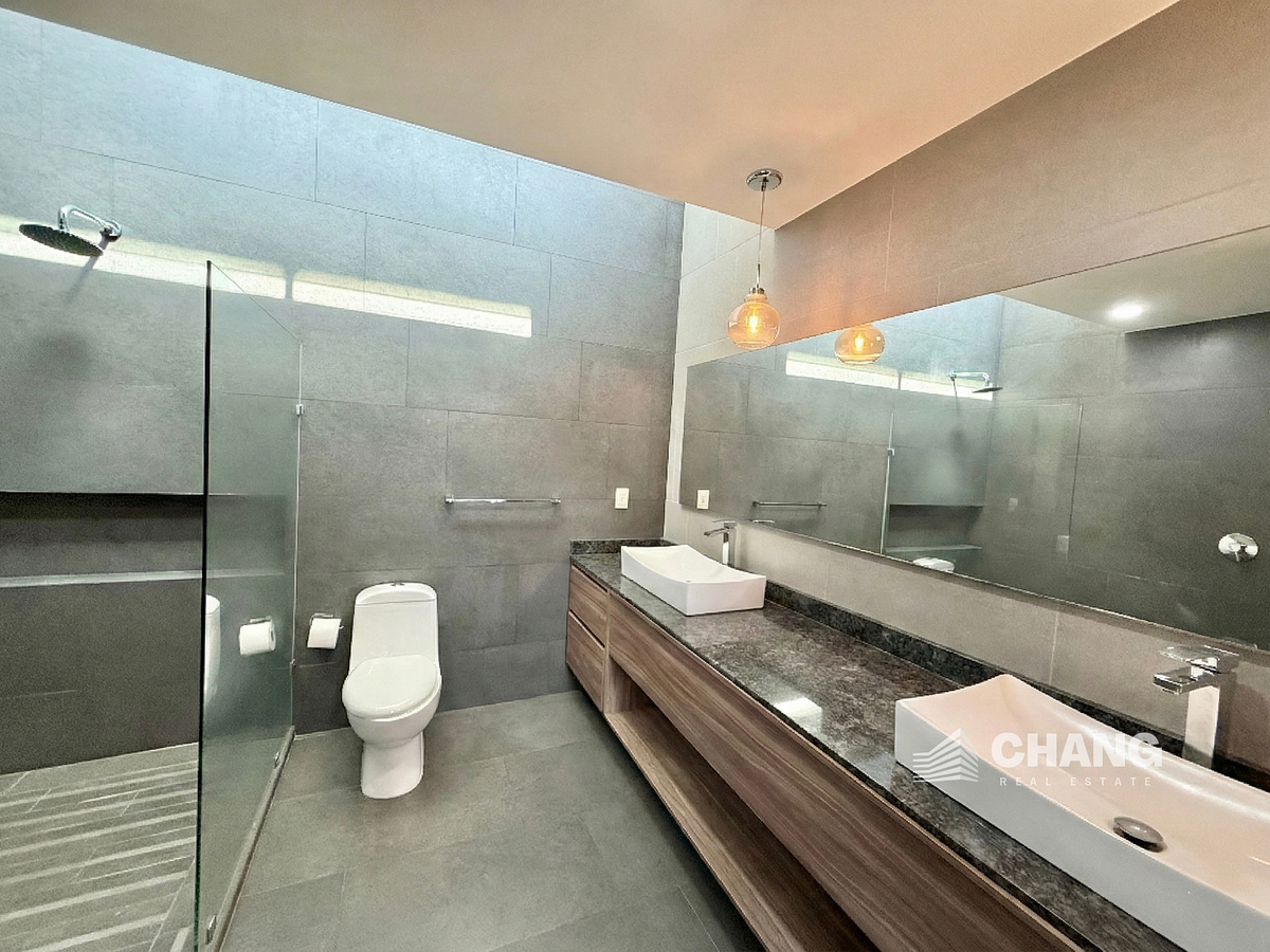 16 de 34: Baño completo, habitación principal