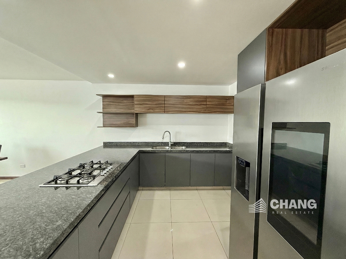 3 de 34: Cocina amplia