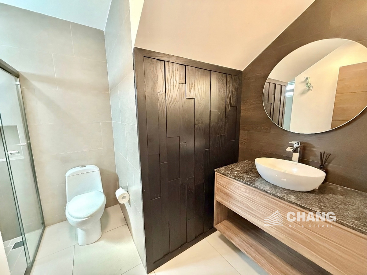 10 de 34: Baño completo en planta baja