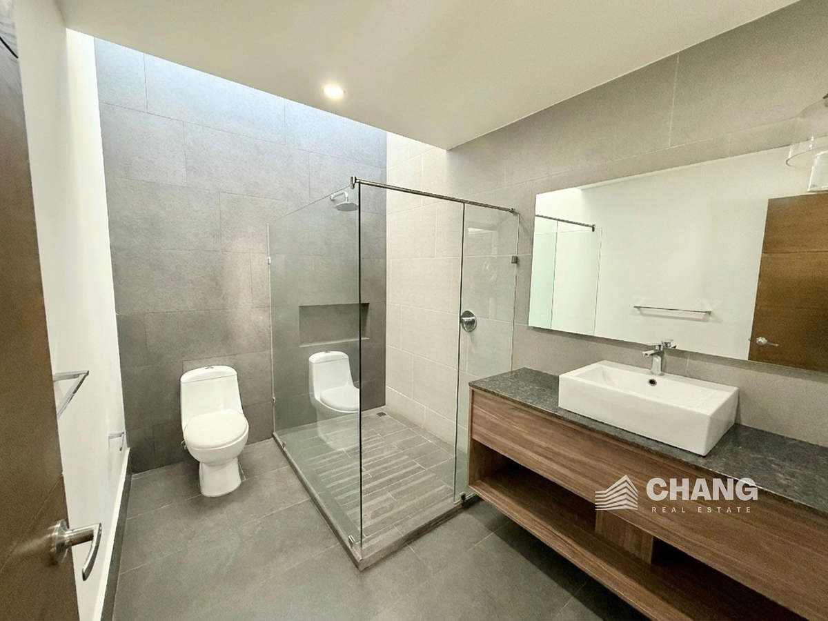 22 de 34: Baño completo compartido, planta alta