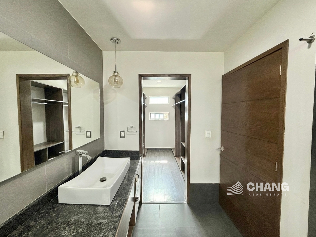 17 de 34: Baño completo y walk-in clóset