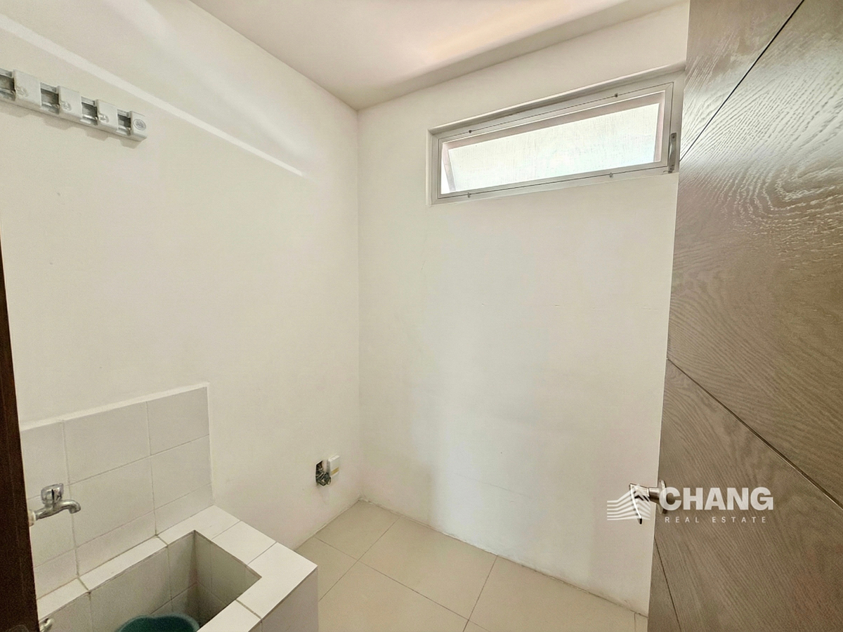 29 de 34: Bodega con vertedero en planta baja