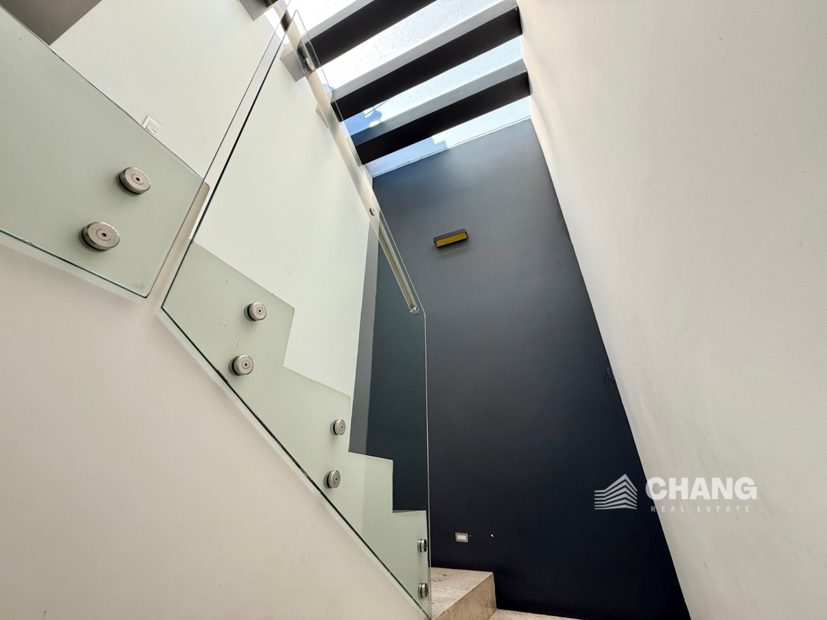 13 de 34: Escaleras con tragaluz