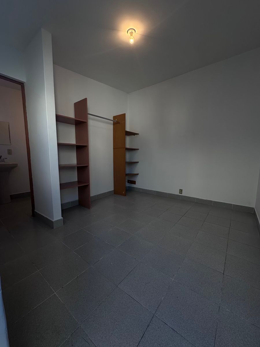 15 de 15: Interior del cuarto de servicio