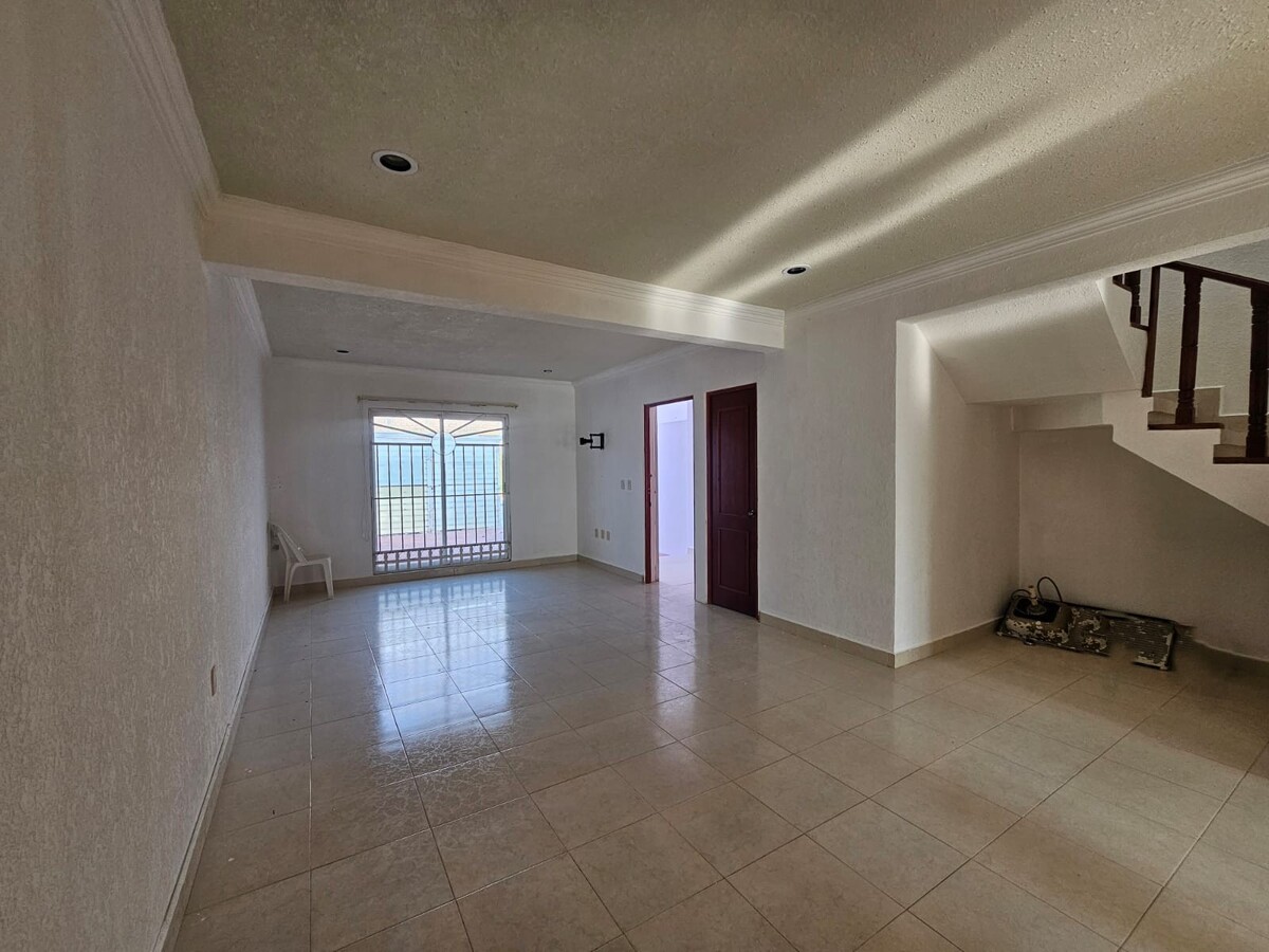 5 of 23: Sala y comedor