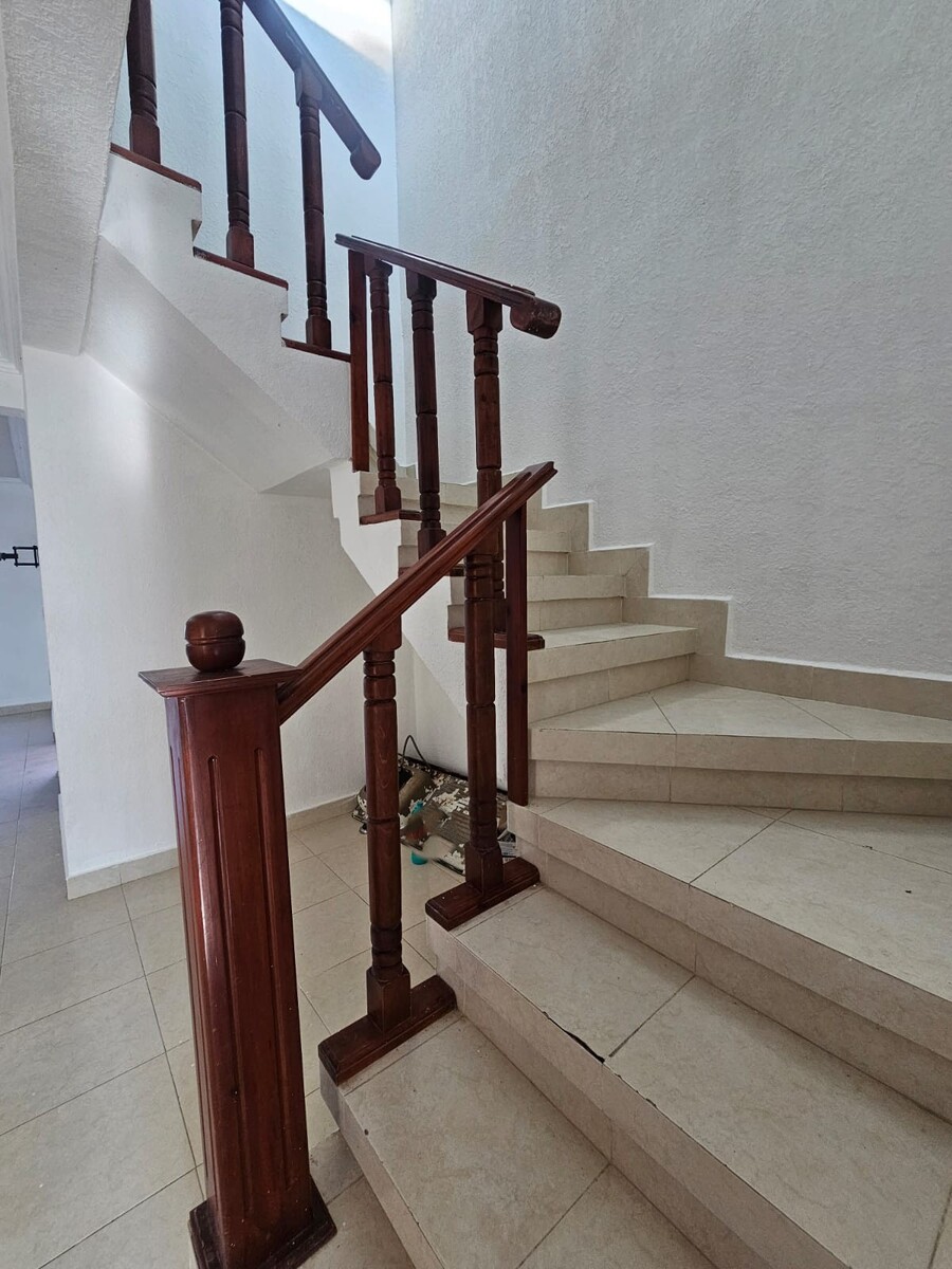 6 of 23: Escalera a 2o. piso