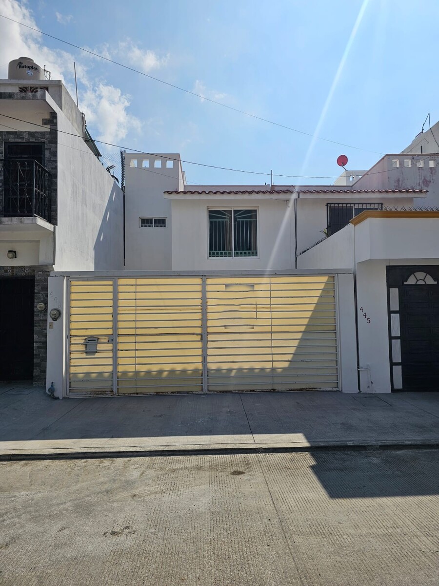 2 of 23: Fachada exterior