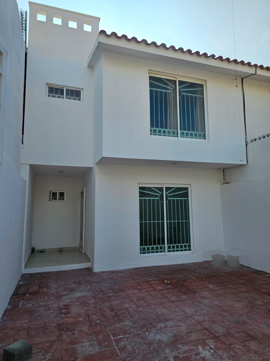 1 of 23: Fachada interior