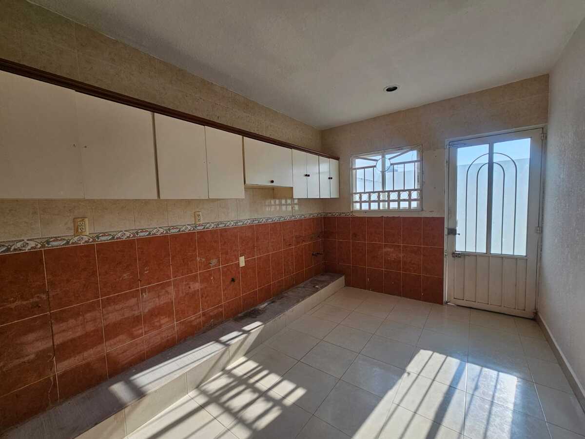 8 of 23: Cocina amplia (instalarán nueva).