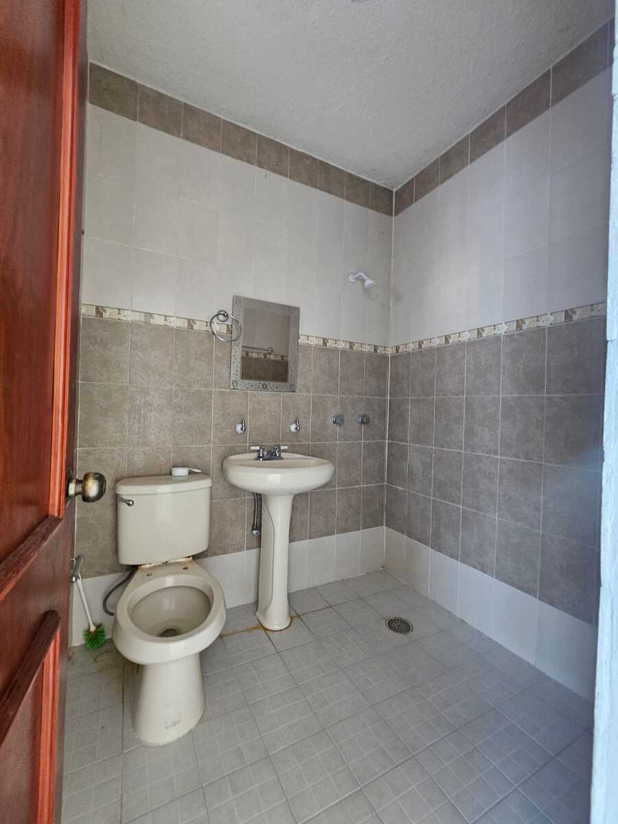 12 of 23: Medio baño PB