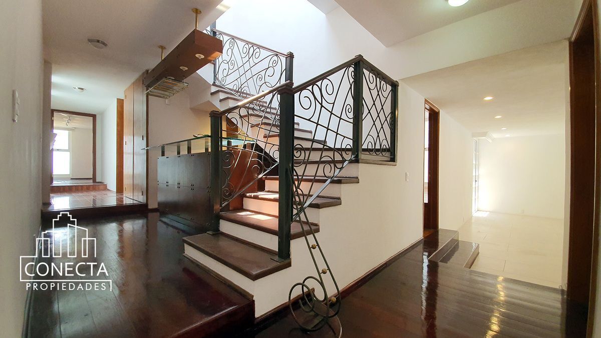 12 de 23: Hall distribución y escaleras a planta alta