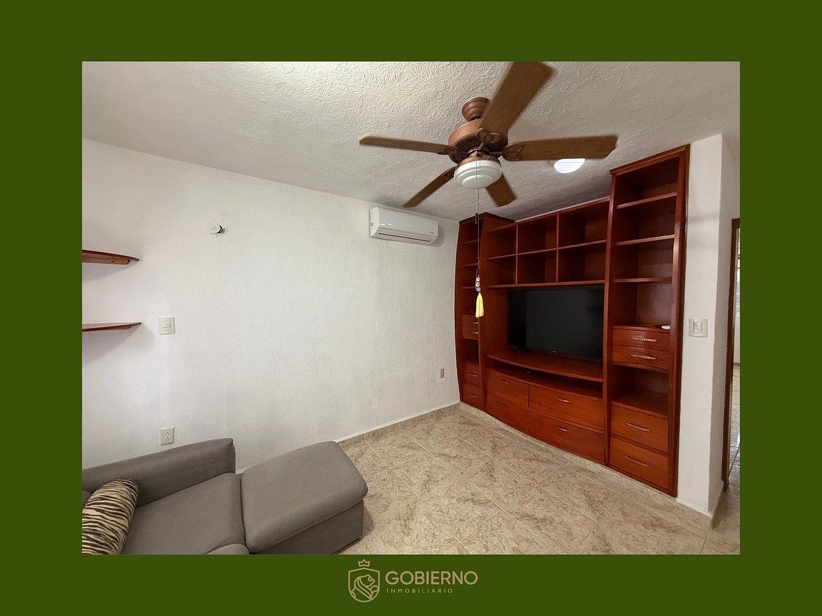 13 de 34: Cuarto de TV planta baja