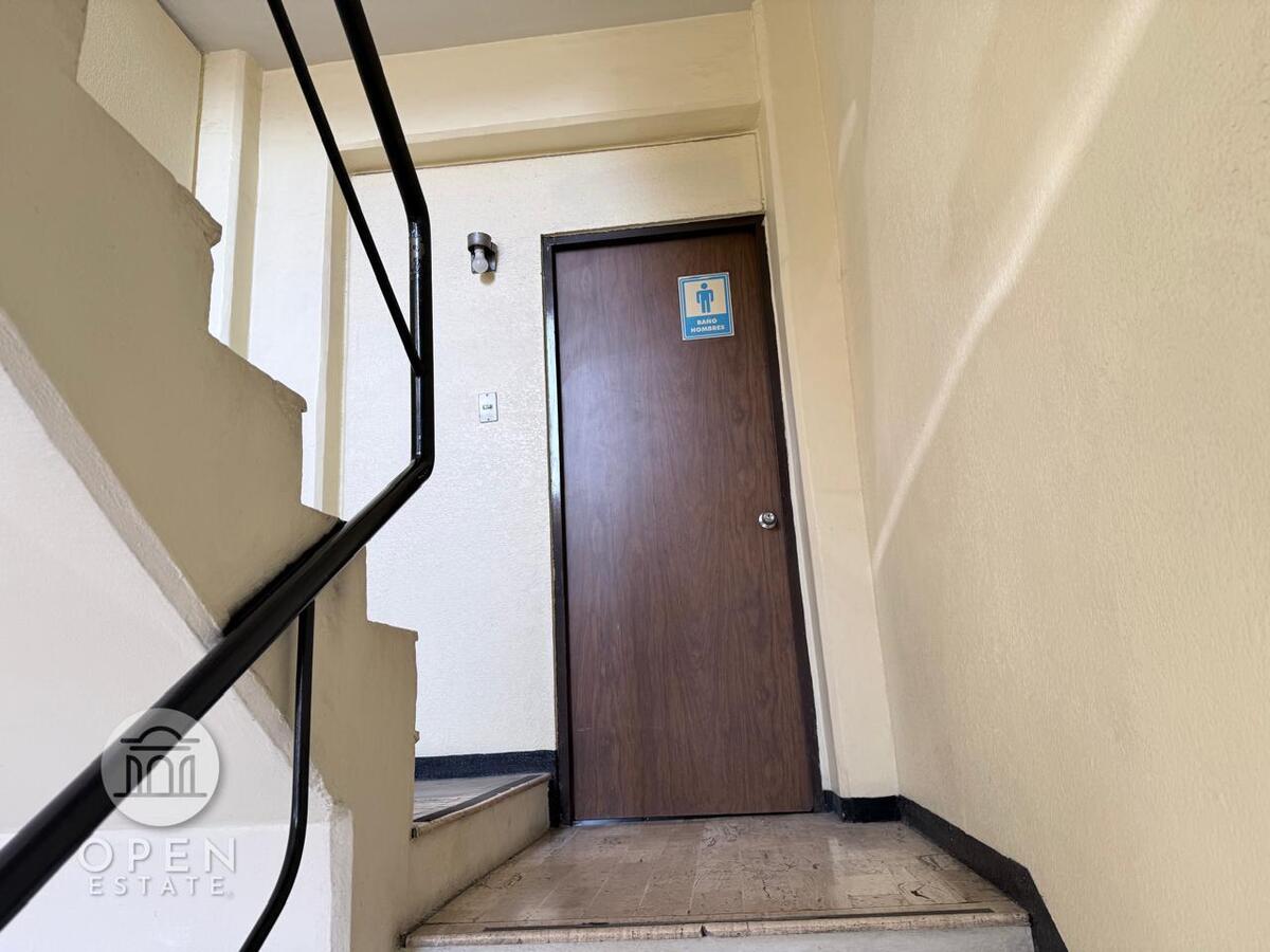 19 de 26: Escaleras con baño mujeres