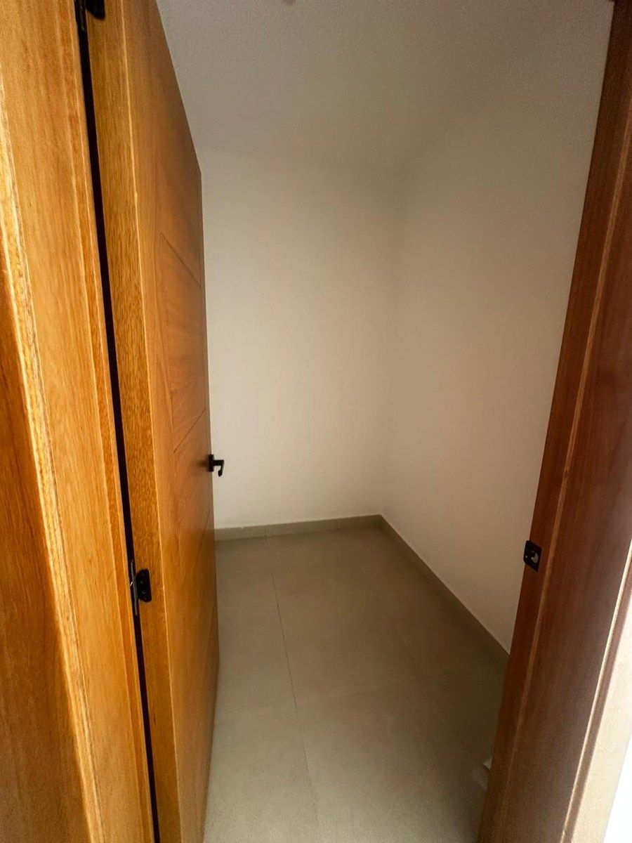 12 de 37: Walk-in closet Habitacion Principal