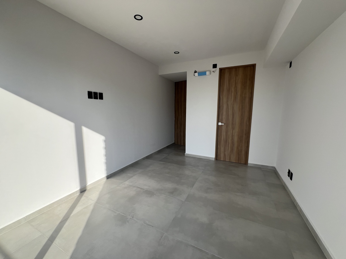 12 de 23: Recámara secundaria con baño completo y walk in clóset