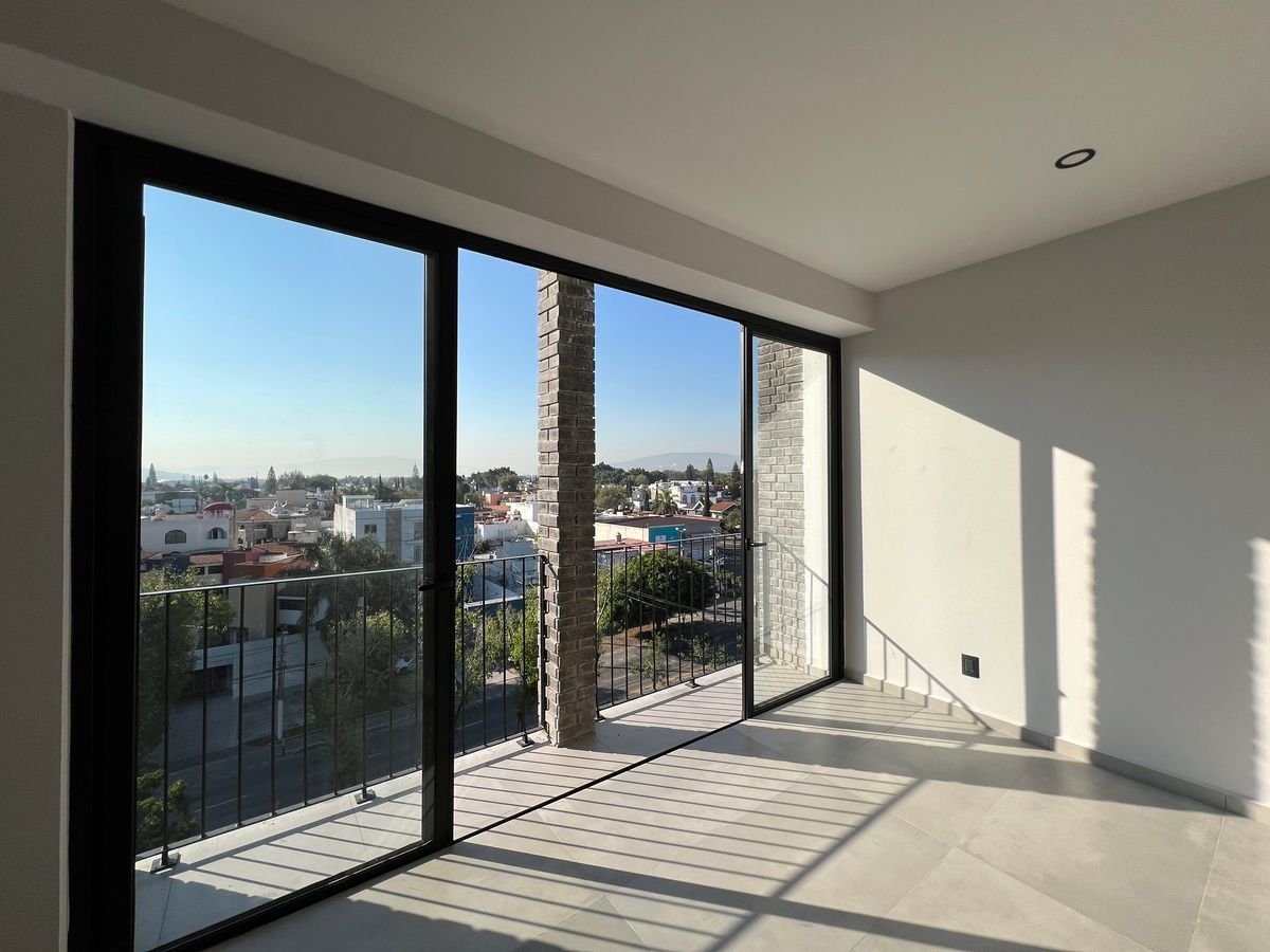 2 de 23: Terraza y vista de cocina, sala, comedor