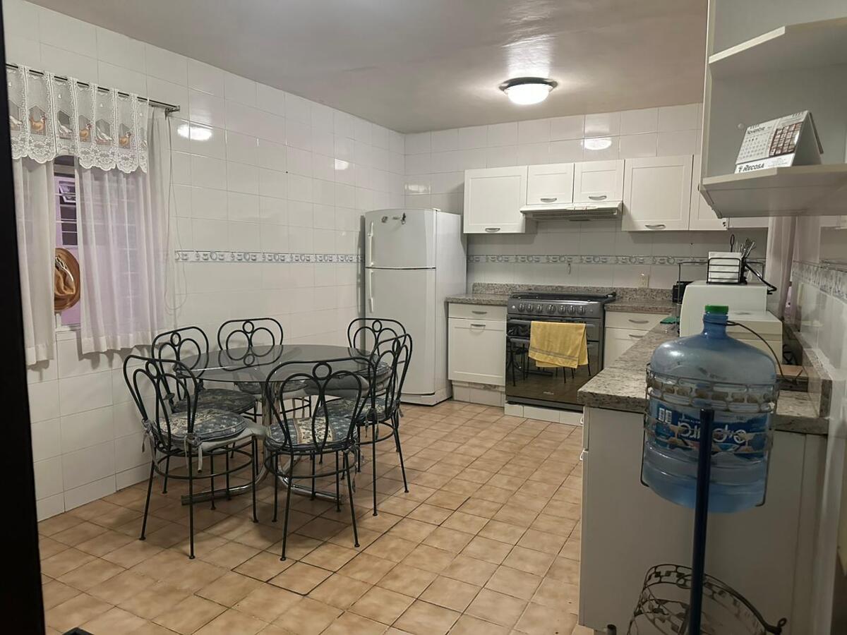 4 of 13: Cocina de casa en col. Independencia