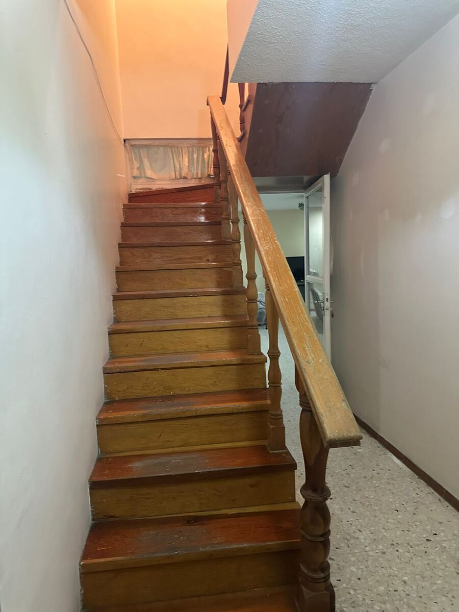 5 of 13: Escalera