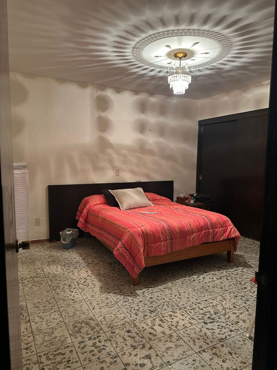 6 of 13: Recámara principal en colonia Independencia