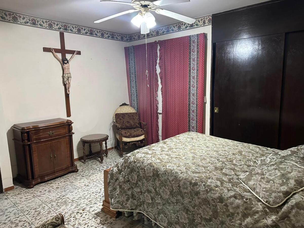 8 of 13: Recamara en casa cerca de La Calzada