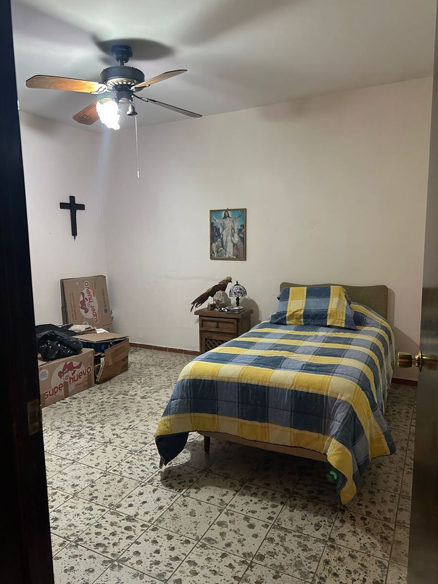 9 of 13: Recamara en casa cerca de La Calzada