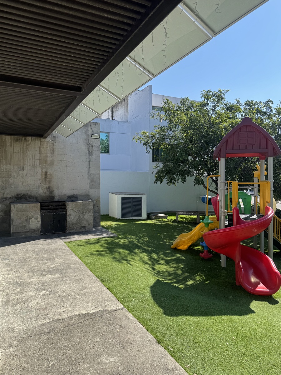 33 de 34: Asadores y Área Niños