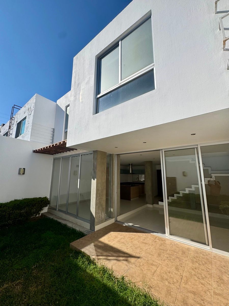 26 de 34: Terraza y jardín trasero