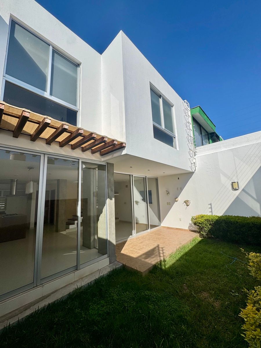 7 de 34: Terraza y jardín