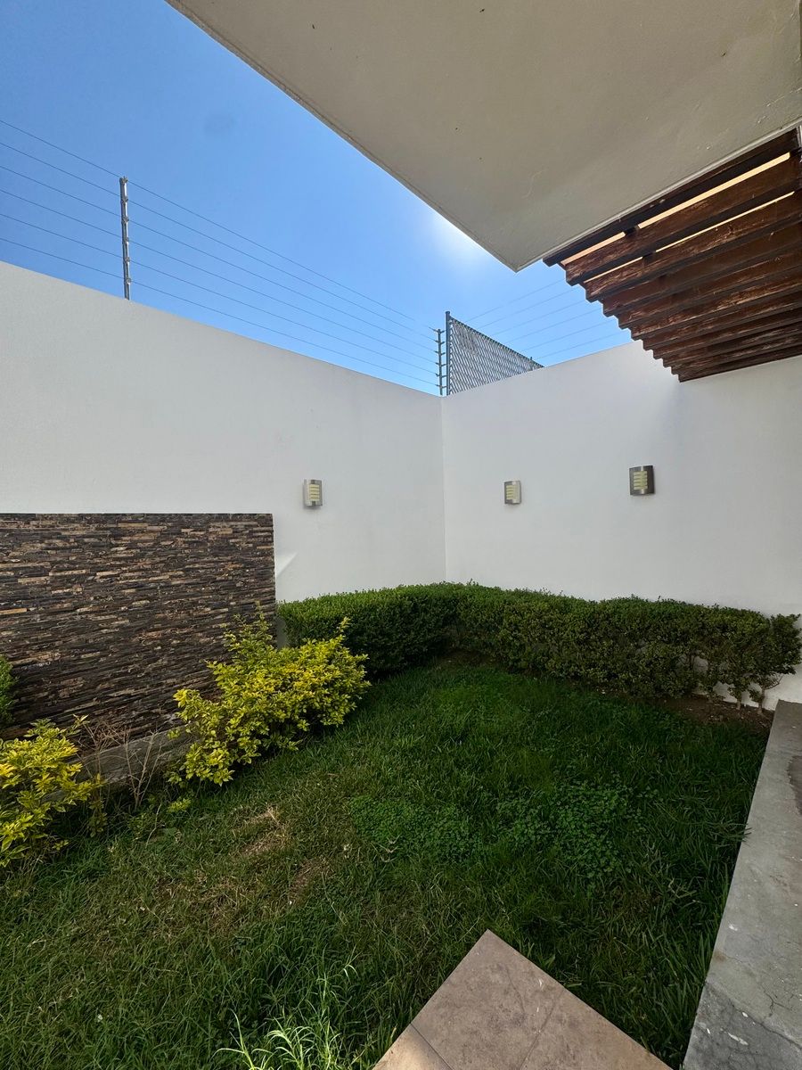 25 de 34: Jardín trasero