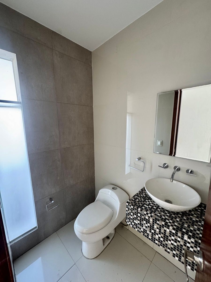 11 de 34: Medio baño visita