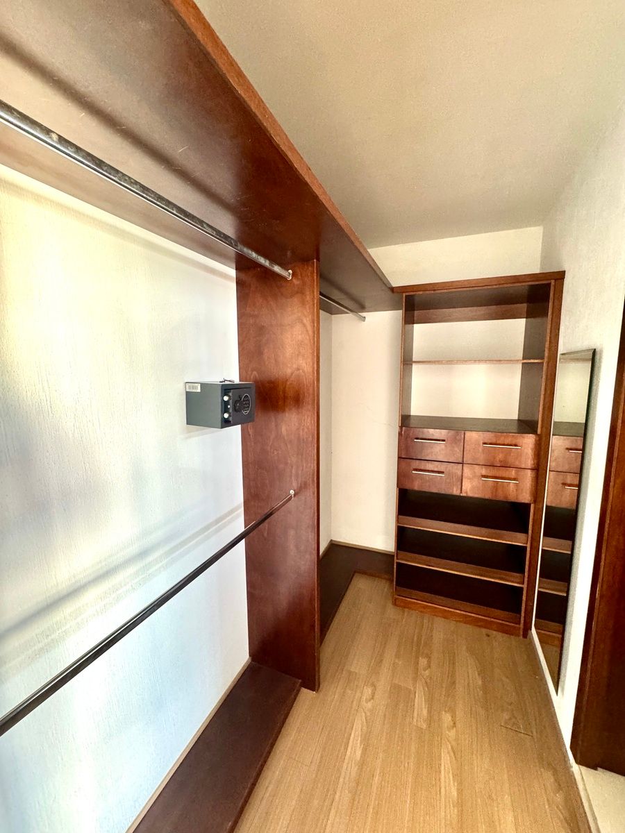 16 de 34: Vestidor principal