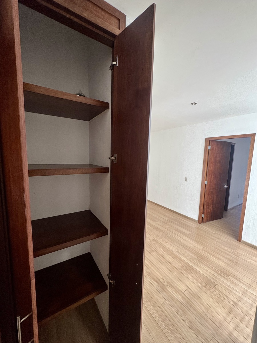 20 de 34: Clóset blancos