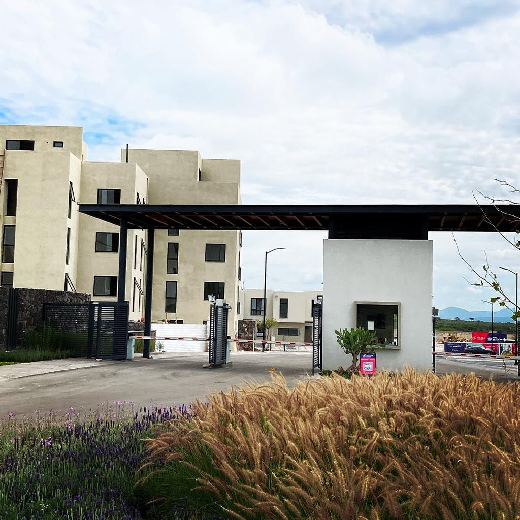 2 of 14: Acceso Alleza Mirador