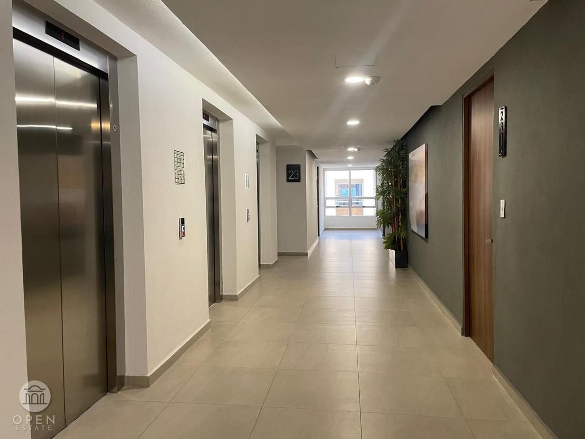 27 of 38: Pasillo departamentos