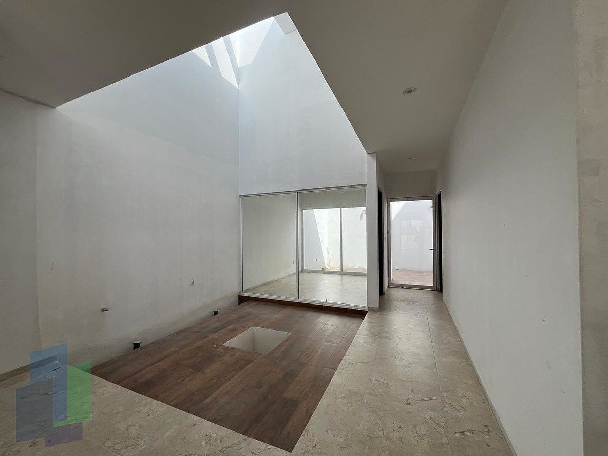 2 de 32: Area para jardín interior con árbol