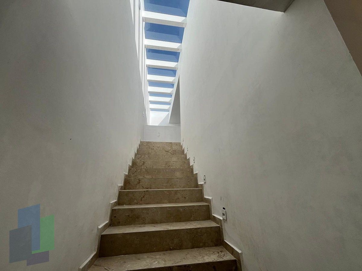 13 de 32: Acceso a planta alta