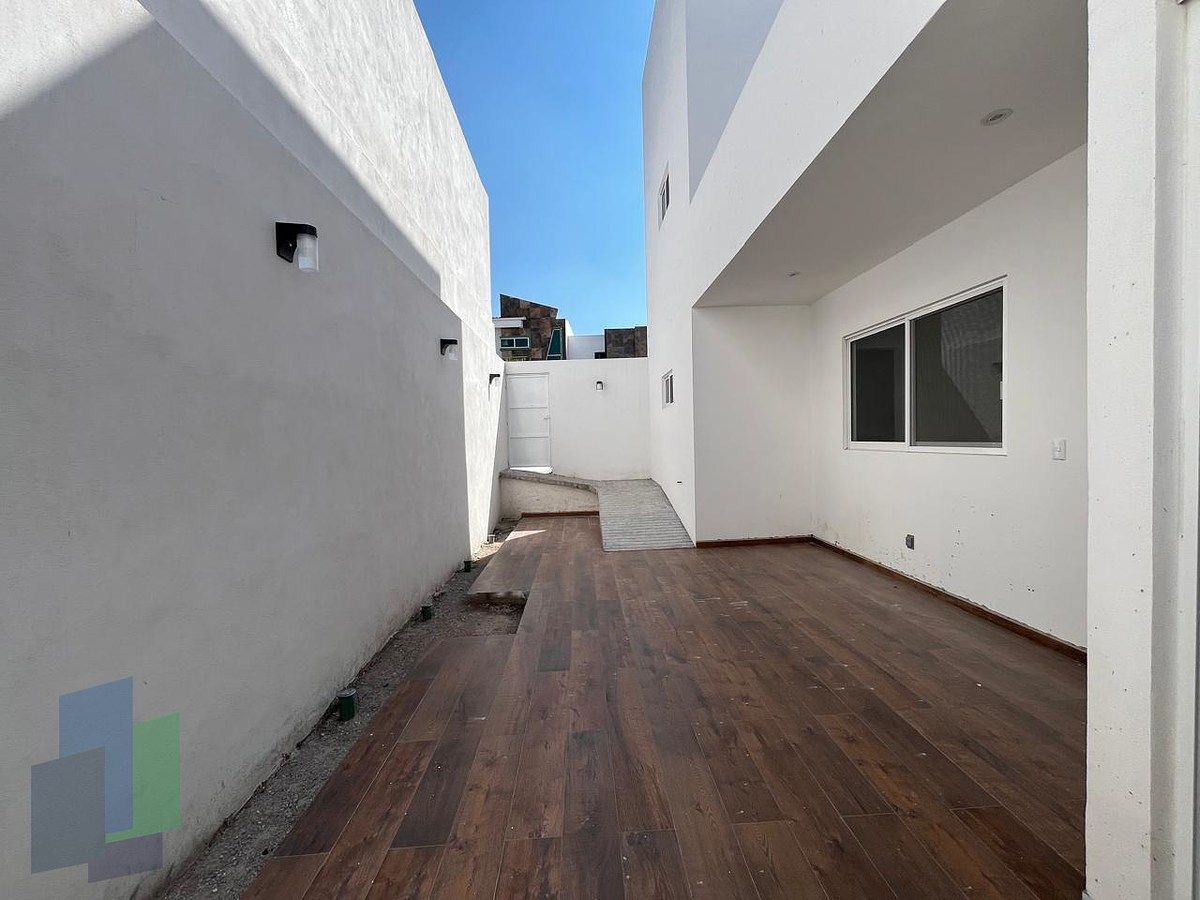 12 de 32: Terraza planta baja con acceso para personas mayores