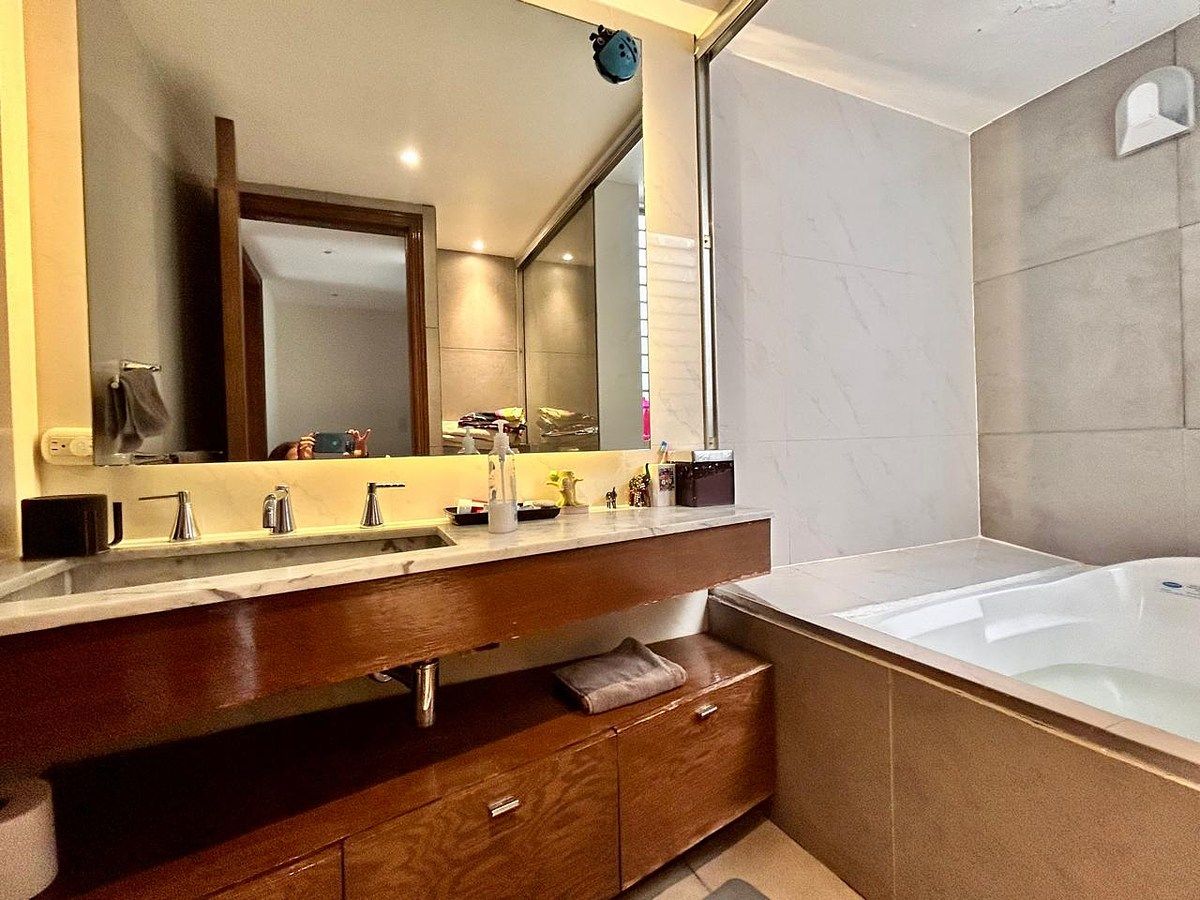 14 de 25: BAÑO COMPARTIDO RECAMARAS