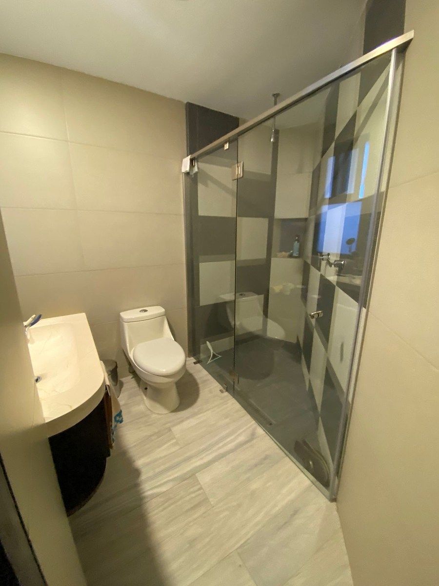 10 de 27: Azulejos de piso a techo y muebles accesorios de alta gama