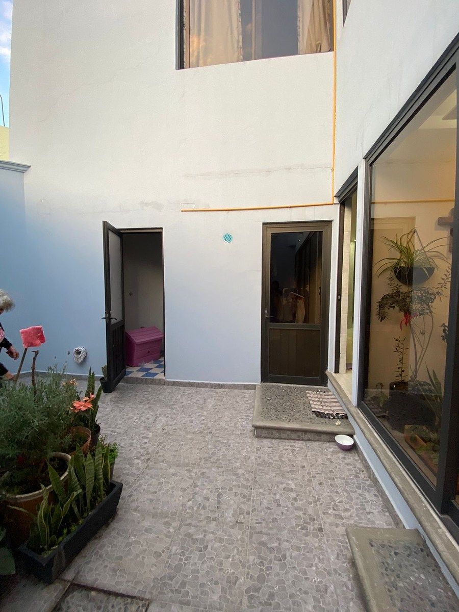 15 de 27: Cuarto de lavado y baño completo