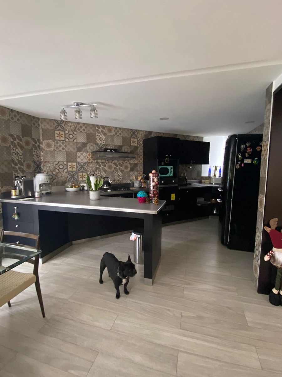 22 de 27: Cocina abierta en casa dos con amplia alacena